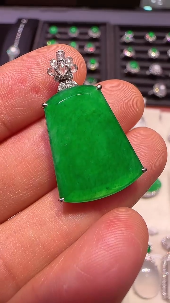 【闪购商品】翡翠颈饰18K金镶嵌吊坠