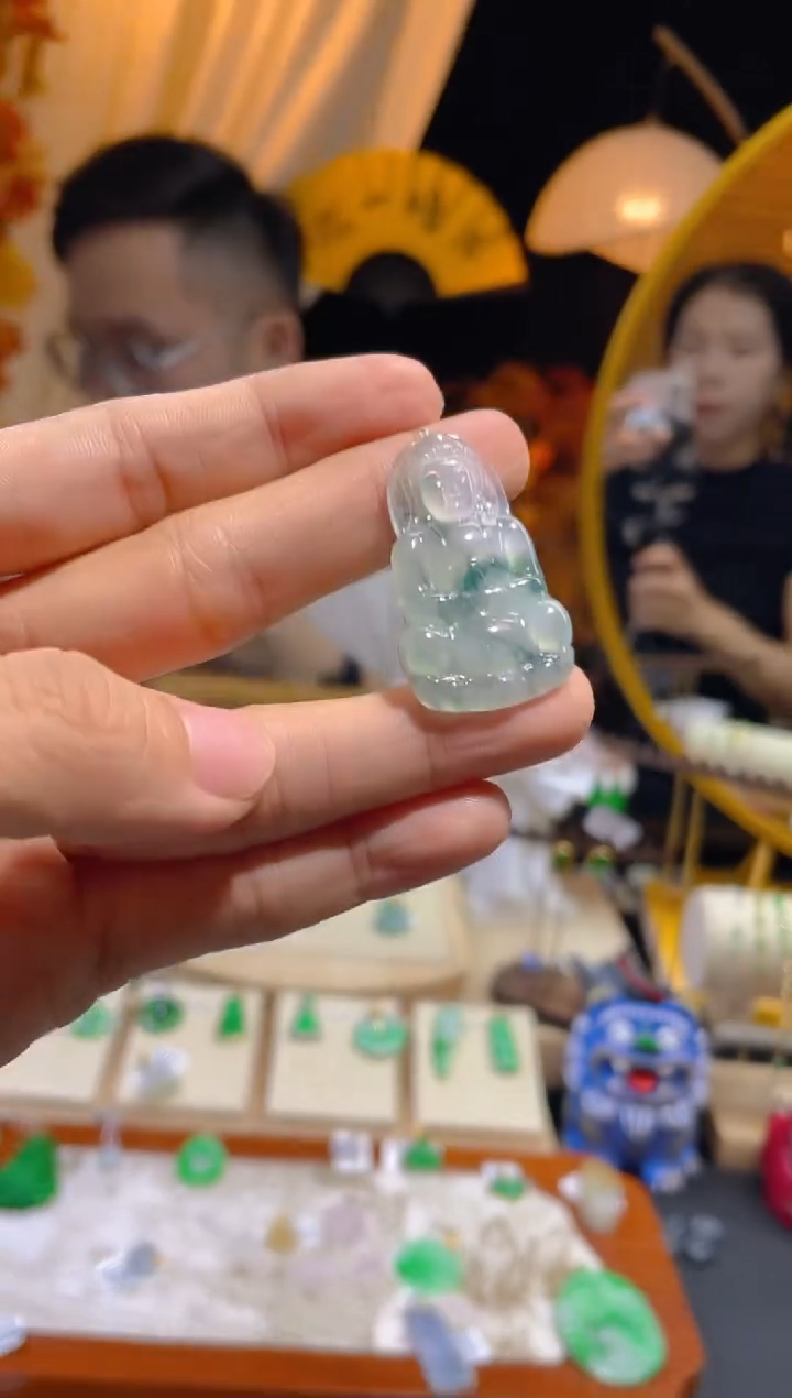 翡翠未镶嵌颈饰观音