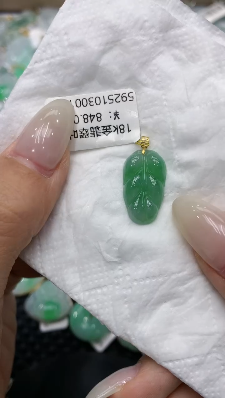 颈饰18K金镶嵌翡翠111111111111
