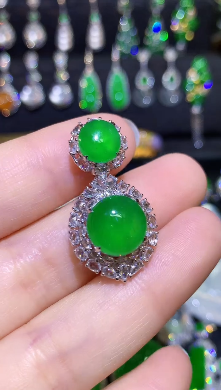 翡翠18K金镶嵌颈饰高冰满绿双蛋面吊坠