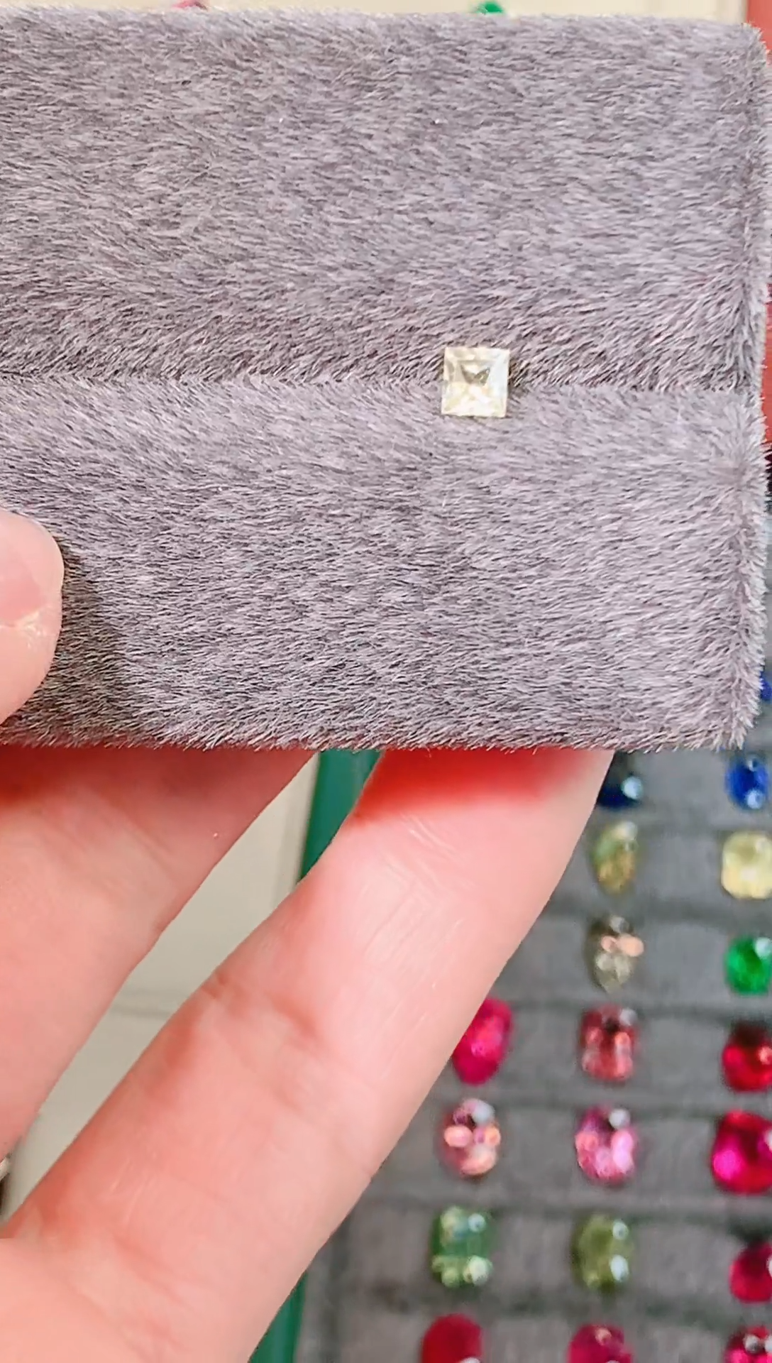 裸石蓝宝石0.38ct天然黄蓝宝石公主方无烧