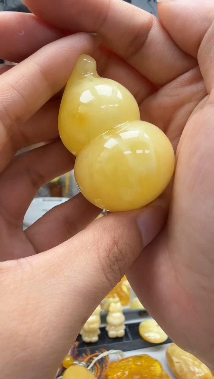未镶嵌琥珀裸石如图