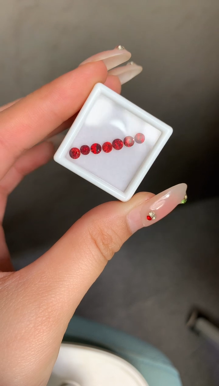 未镶嵌裸石定制尖晶石圆切 色调 1.40ct/7P