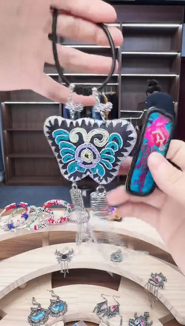 织绣232蒙阿苏苗绣传承