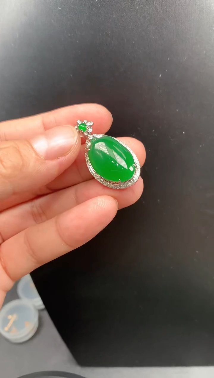 【闪购商品】翡翠颈饰18K金镶嵌桃子