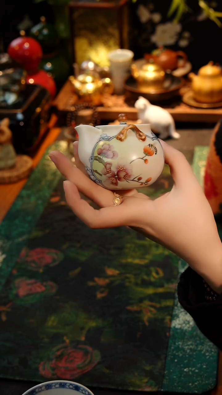 茶器青花斗彩宝瓶一个