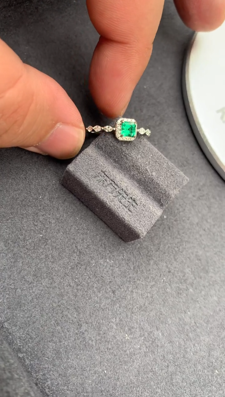 18K金镶嵌戒指祖母绿0.36ct 祖母绿 定制 A