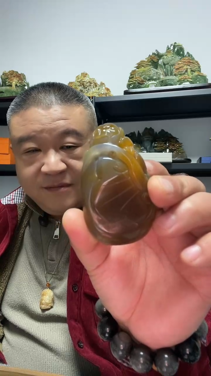 未镶嵌把件玛瑙/玉髓原石雕刻貔貅把件