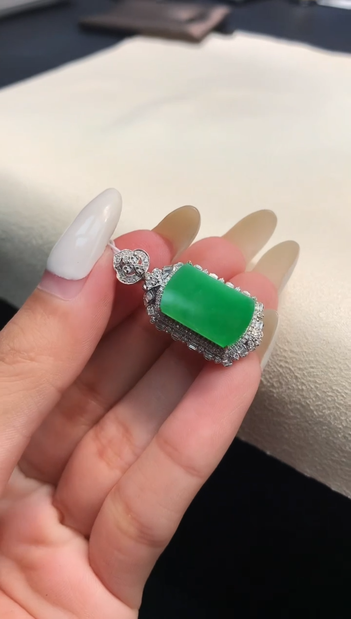 颈饰18K金镶嵌翡翠1