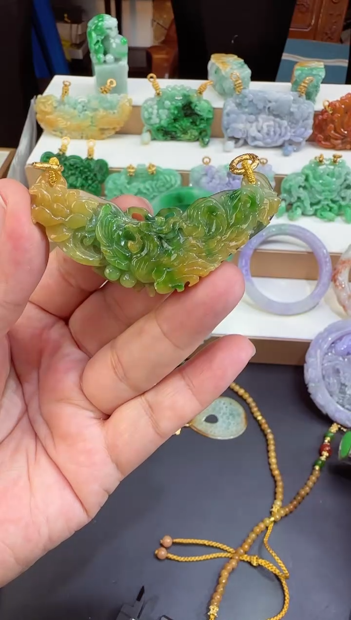 颈饰未镶嵌翡翠吊坠