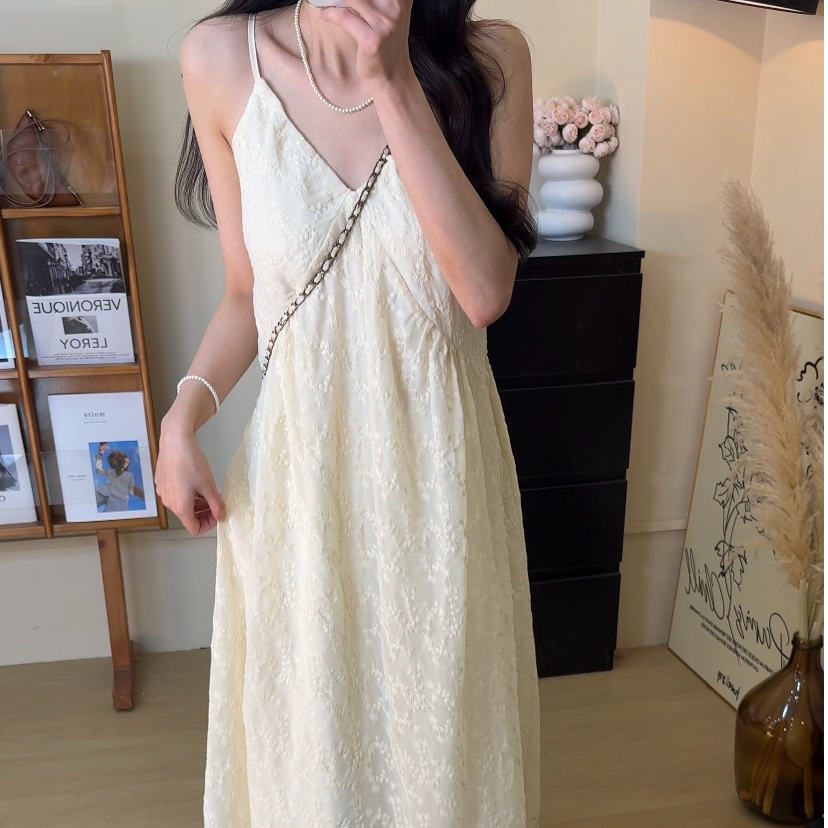 2025夏季上新浪漫交响V领法式温柔白月光高级感气质刺绣吊带裙