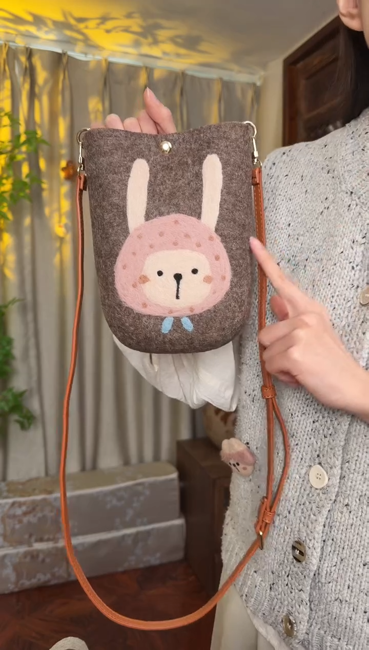羊毛非遗羊毛毡包 手机包兔子