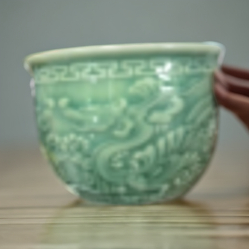 高端龙泉青龙纹杯。