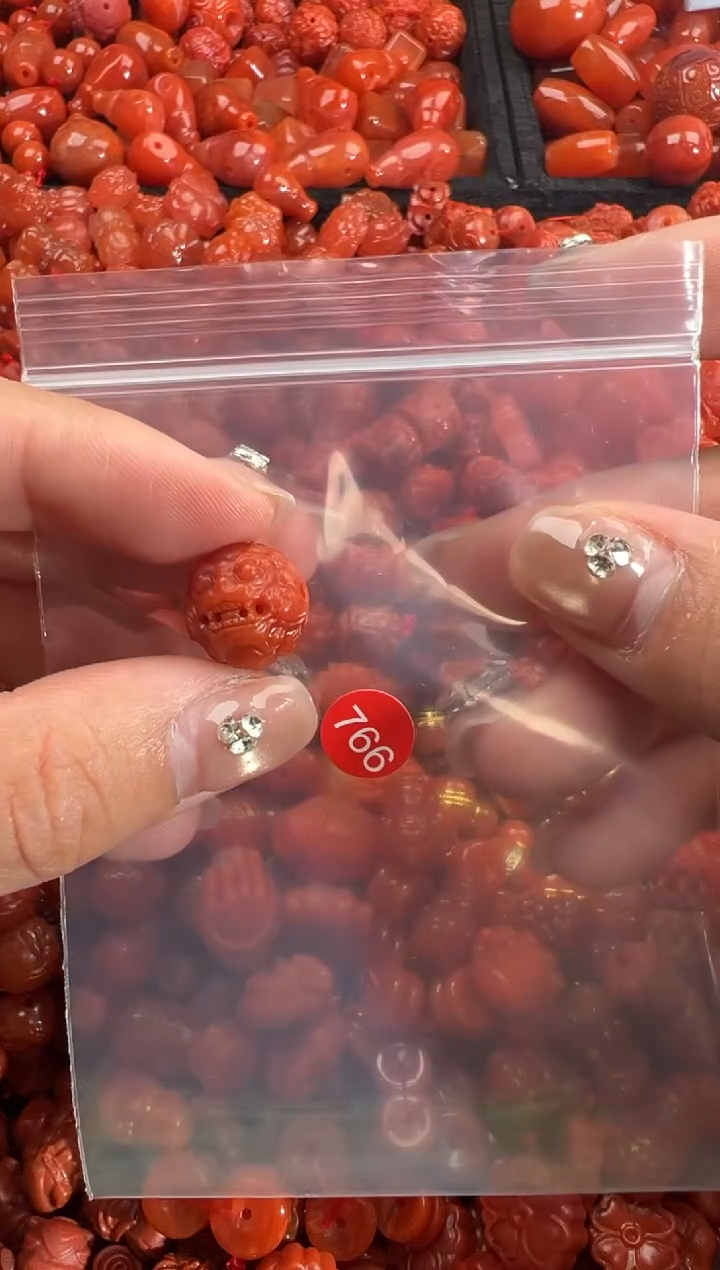 南红玛瑙未镶嵌颈饰1