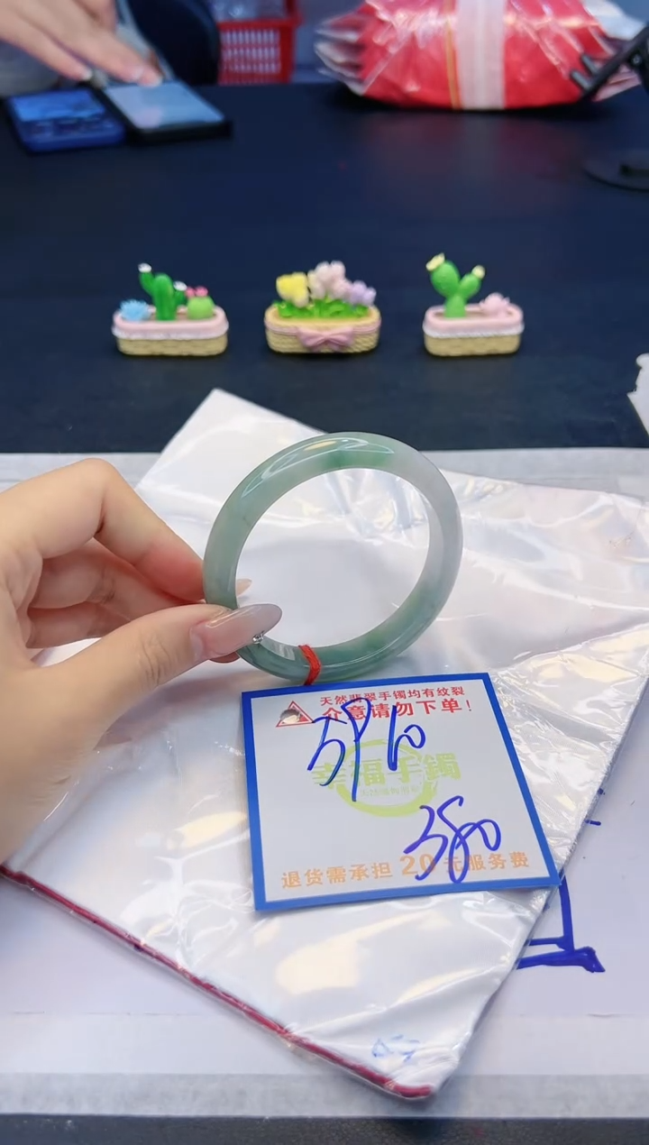 【闪购商品】翡翠手镯未镶嵌，质检证书图片色彩偏黑白