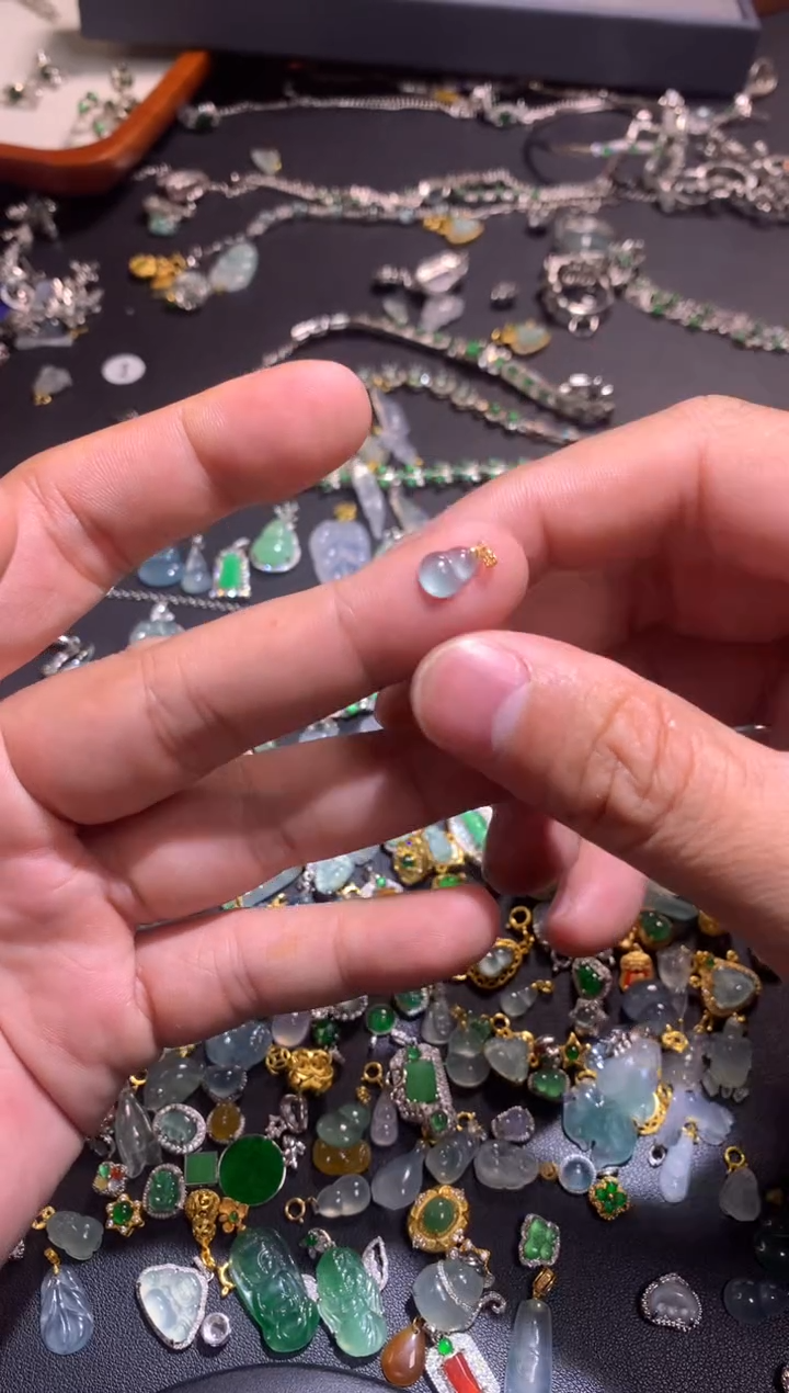 【闪购商品】翡翠吊坠(不含链)18K金镶嵌1