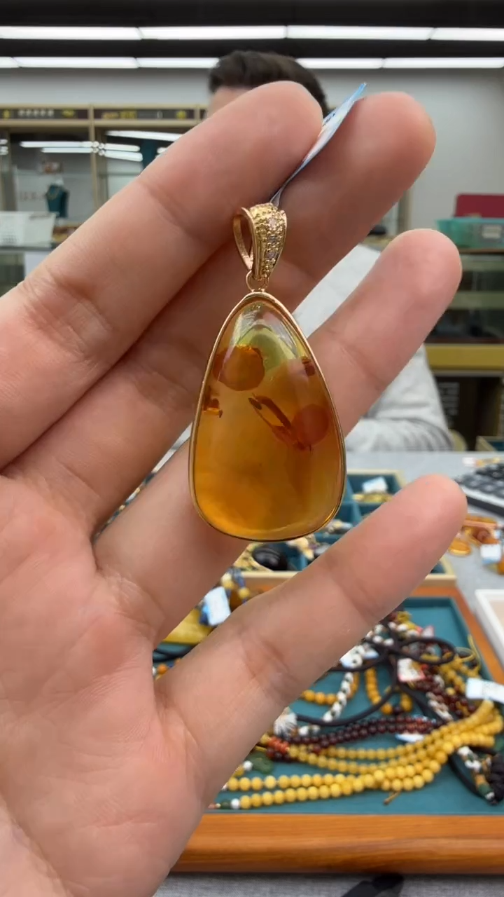 【闪购商品】琥珀颈饰银S925镶嵌63秒拍号