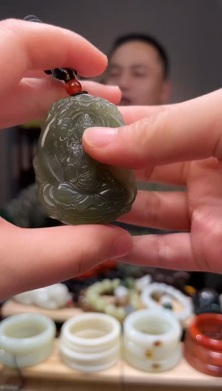 颈饰未镶嵌和田玉吊坠