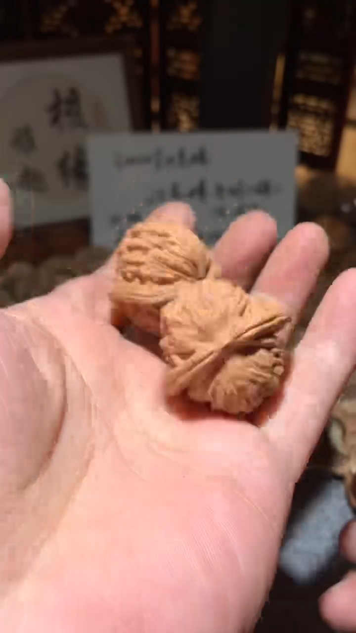文玩核桃把件【核缘雅趣】37左右汉高楼，同尺寸随机发