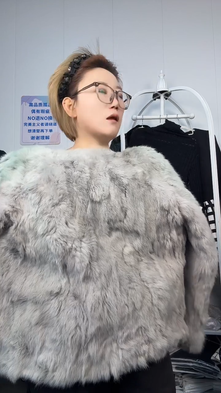 东*妞高品质毛毛上衣
