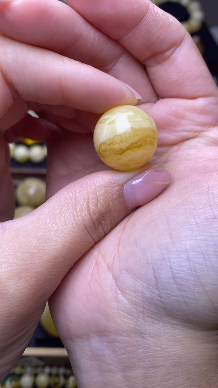 未镶嵌琥珀裸石葵. 39