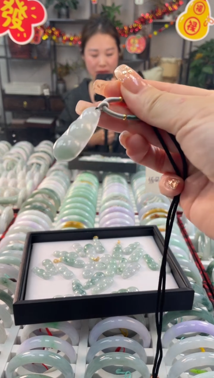 【闪购商品】翡翠吊坠(不含链)未镶嵌多样性发货 发一件