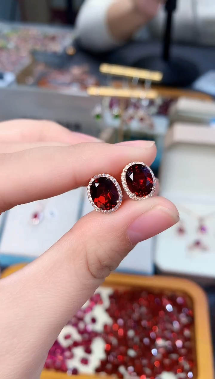 【闪购商品】石榴石耳钉银S925镶嵌天然7*9
