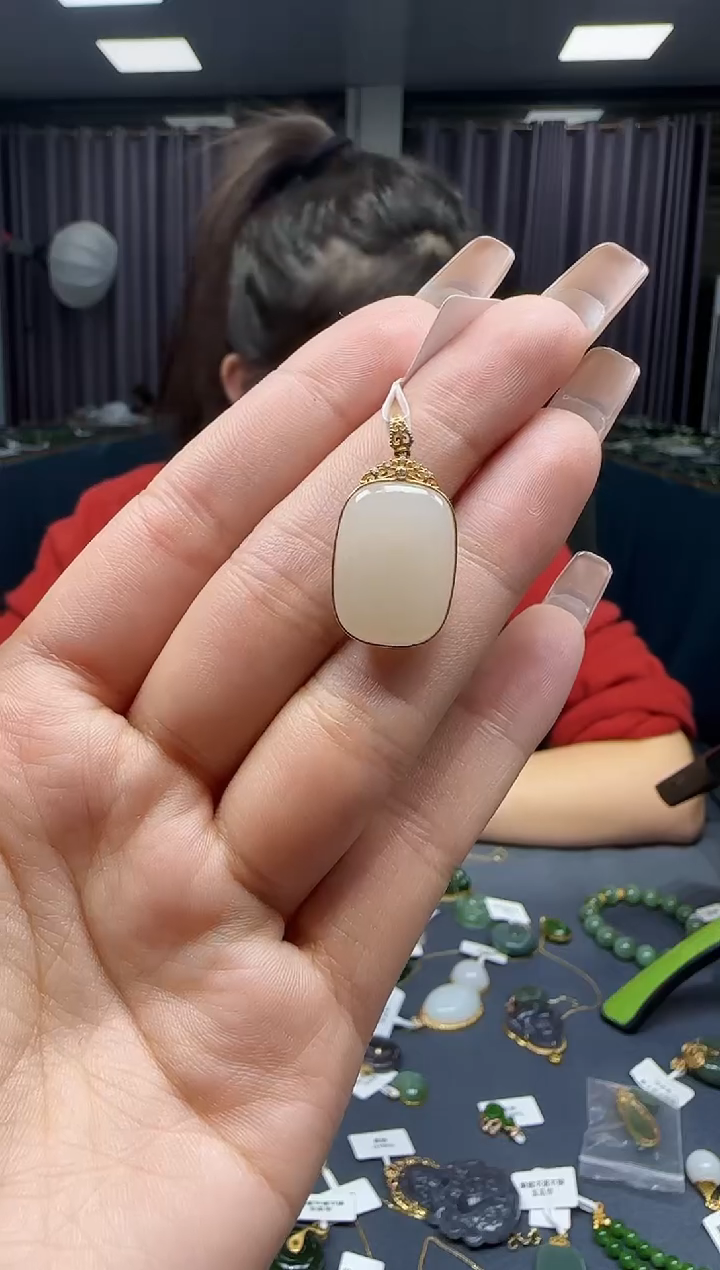 【闪购商品】和田玉挂件18K金镶嵌1