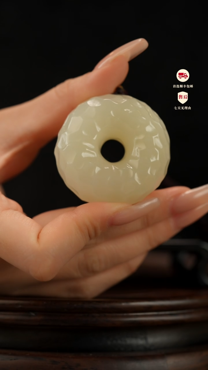 云南石竹叶青雕刻：平安扣