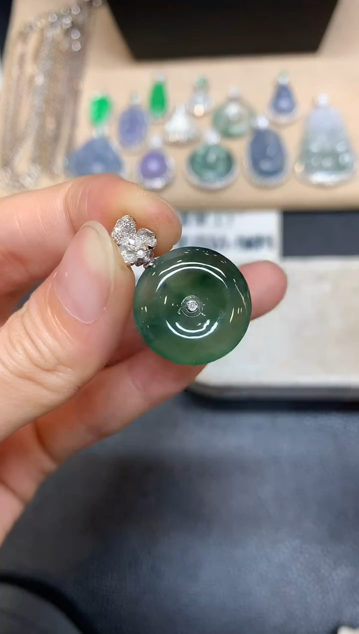 【闪购商品】翡翠颈饰18K金镶嵌平安扣【无服务费