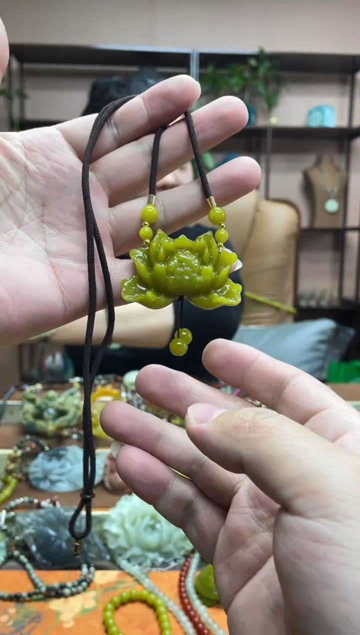 未镶嵌岫玉颈饰多样性发货发其中之一
