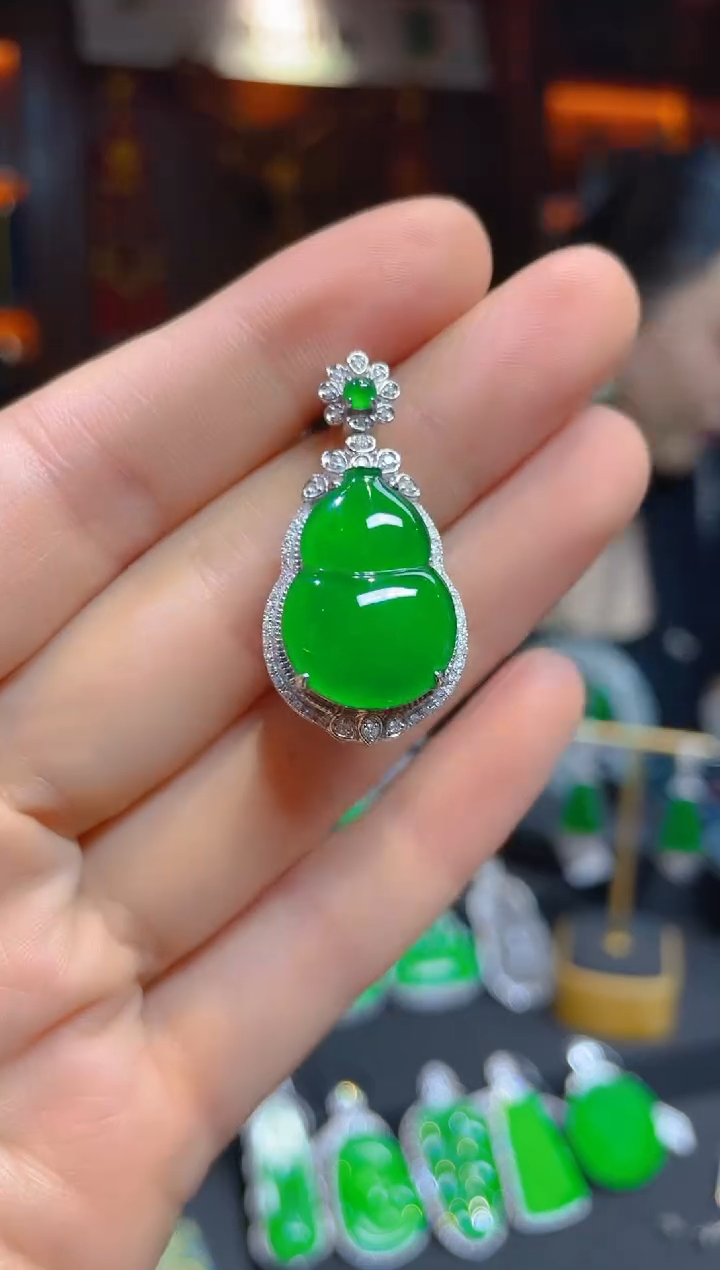 【闪购商品】翡翠颈饰18K金镶嵌117720天然A货翡翠葫芦吊坠