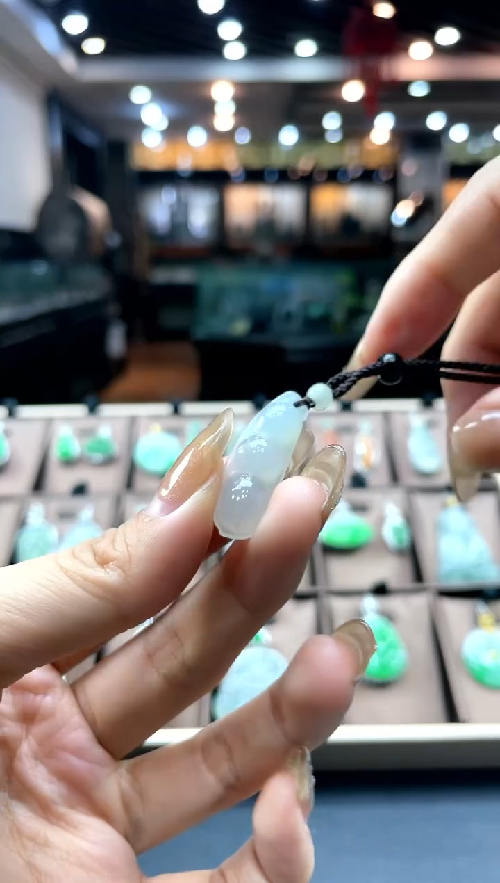 【闪购商品】翡翠颈饰未镶嵌福豆