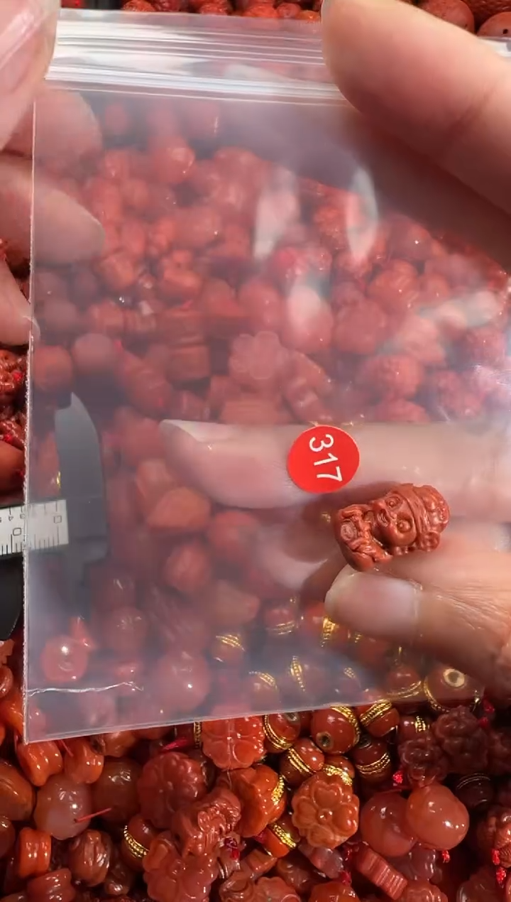 南红玛瑙未镶嵌颈饰1