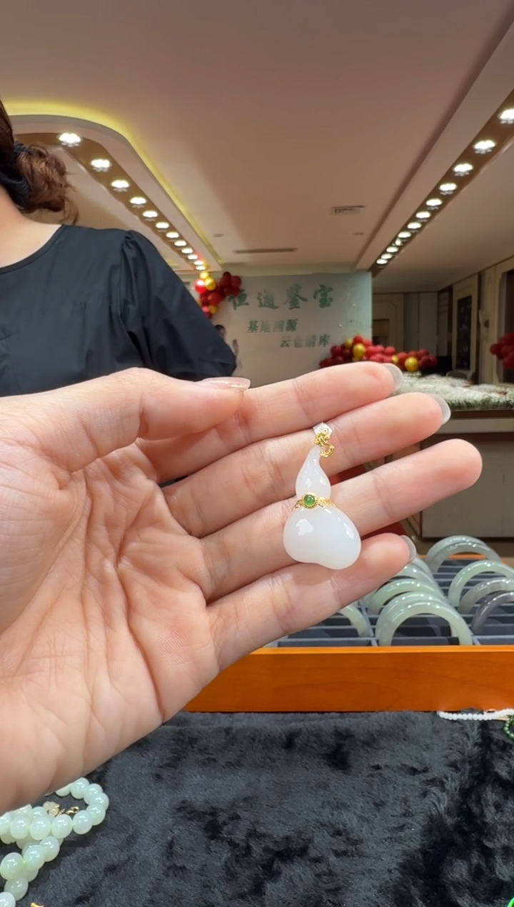 和田玉18K金镶嵌颈饰挂件