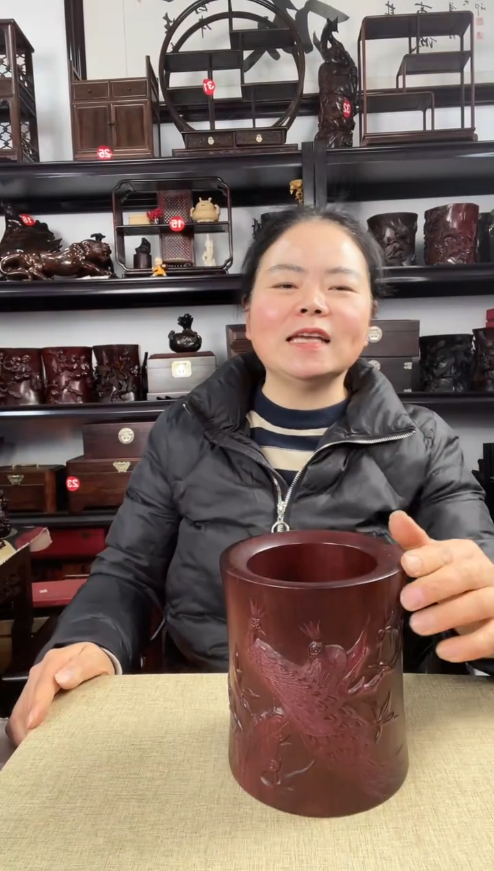 木孔雀笔筒老李红木工艺品