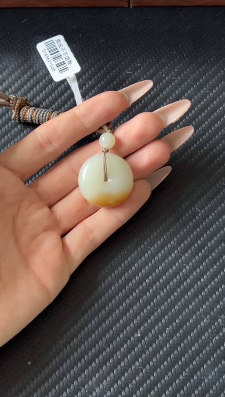 吊坠(赠链)未镶嵌和田玉且末金山微色差平安扣