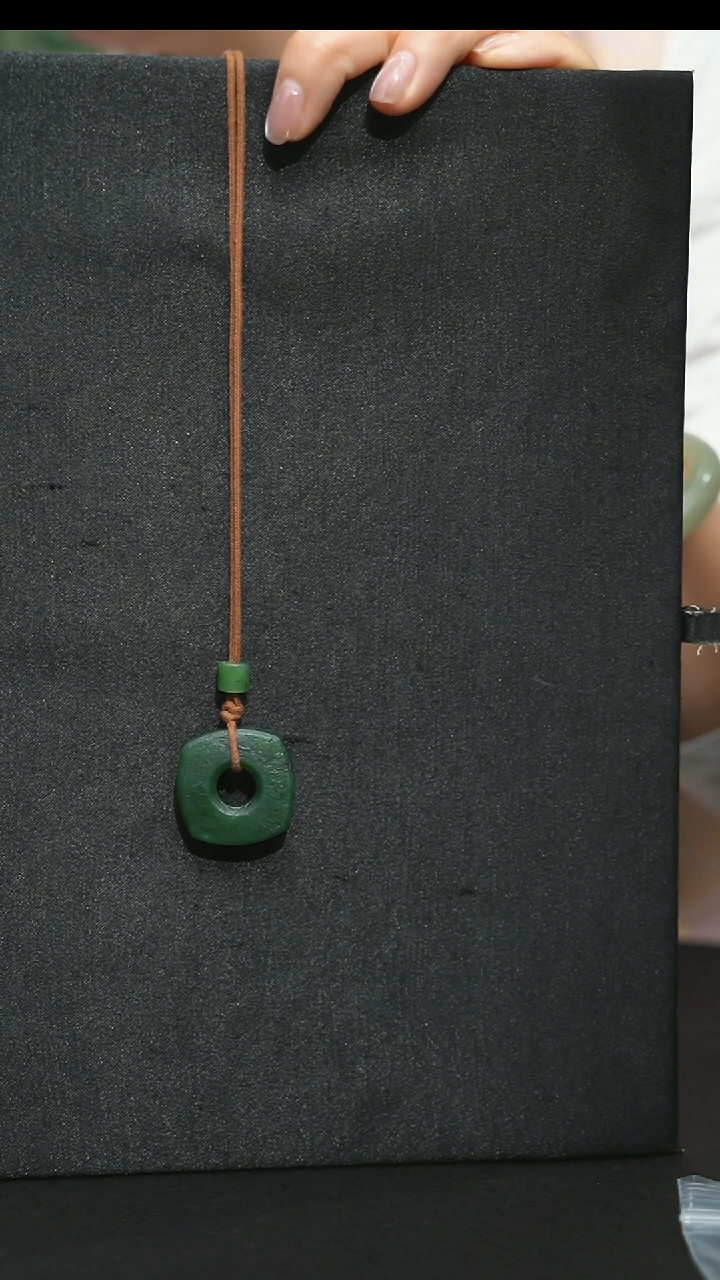 颈饰未镶嵌和田玉黑****粒颈饰 未镶嵌 和田玉 黑*粒