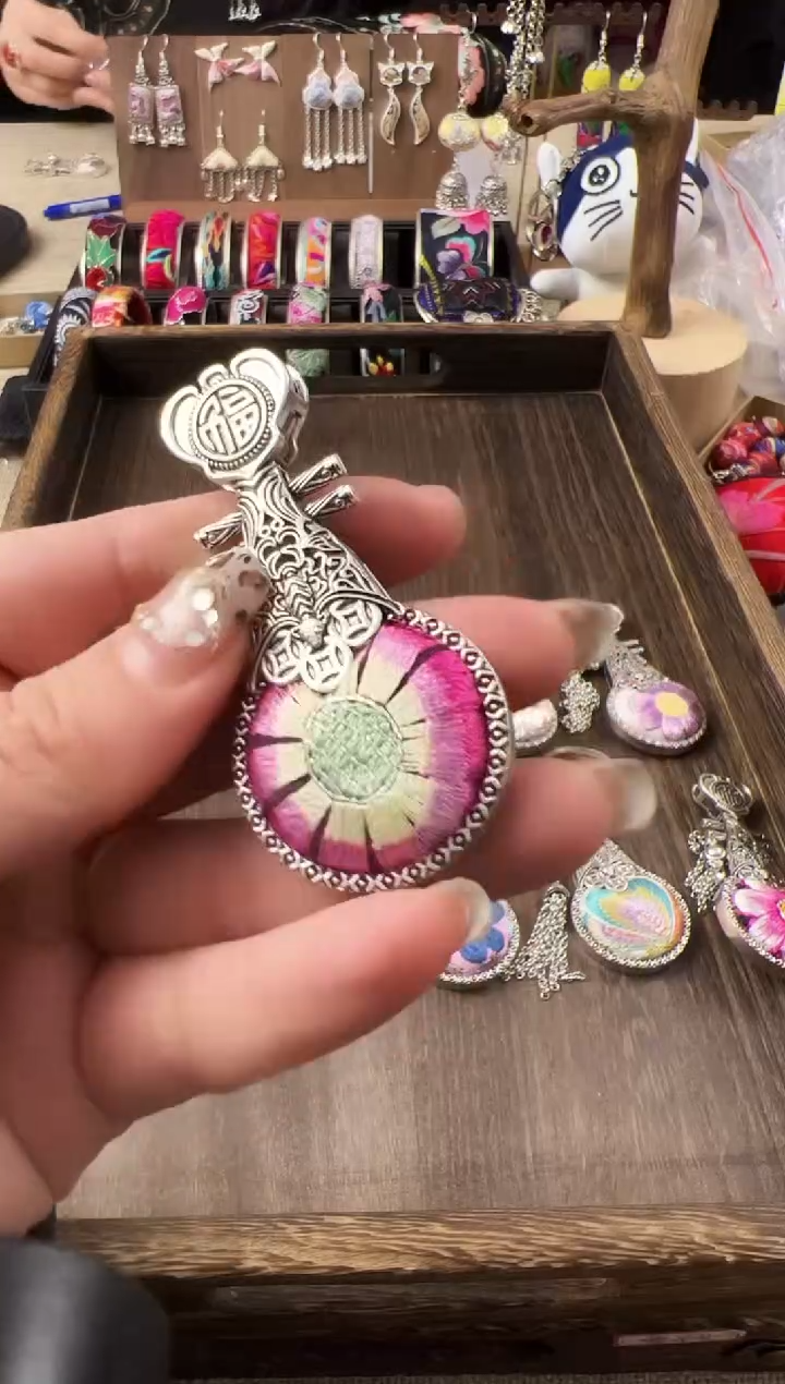 【闪购商品】织绣民族风老绣饰品097