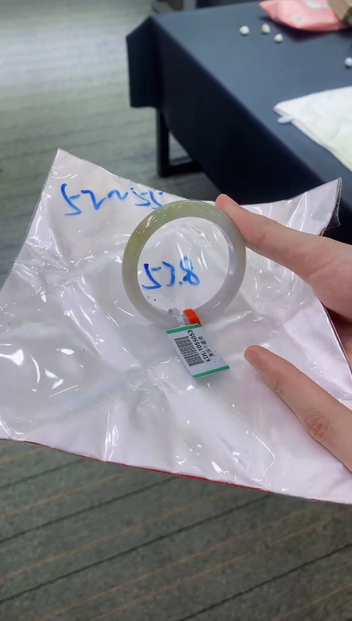 【闪购商品】翡翠手镯未镶嵌            