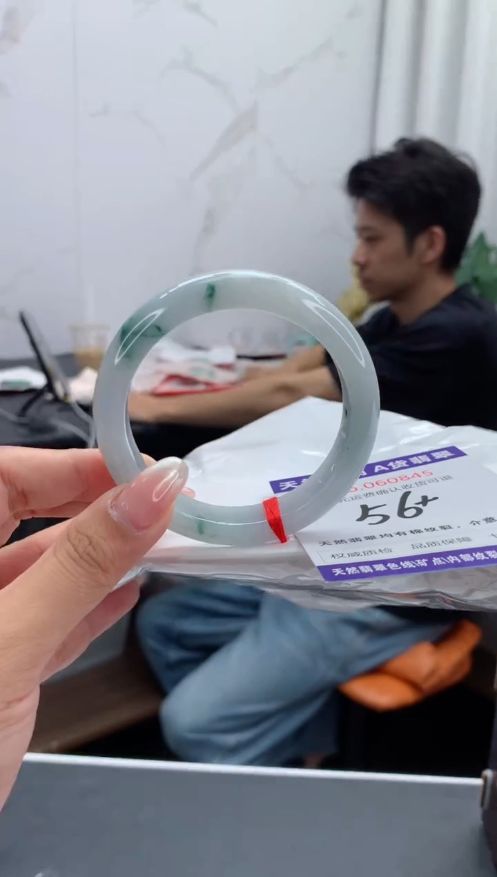 翡翠手镯未镶嵌有纹，完美者勿拍