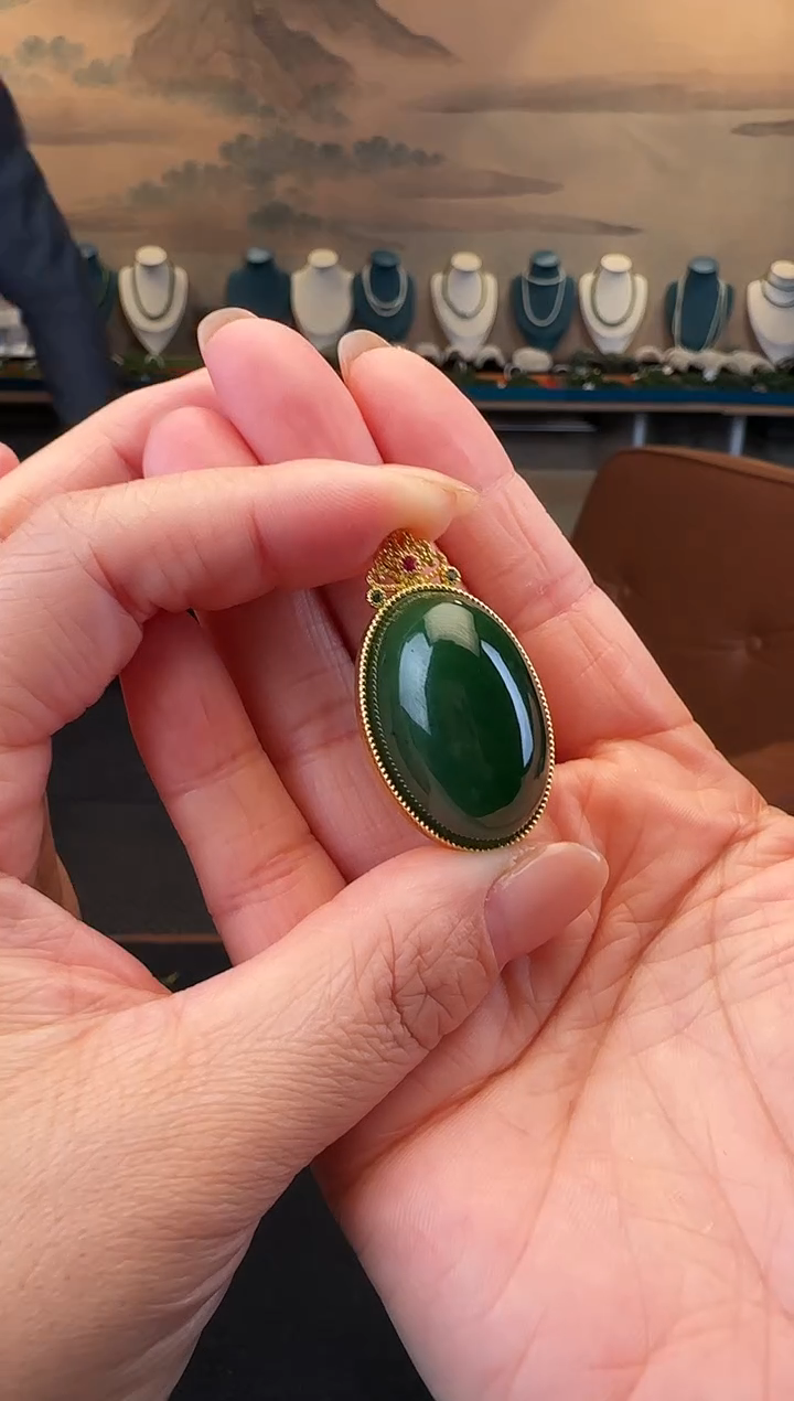 颈饰未镶嵌和田玉鸽子蛋3.0