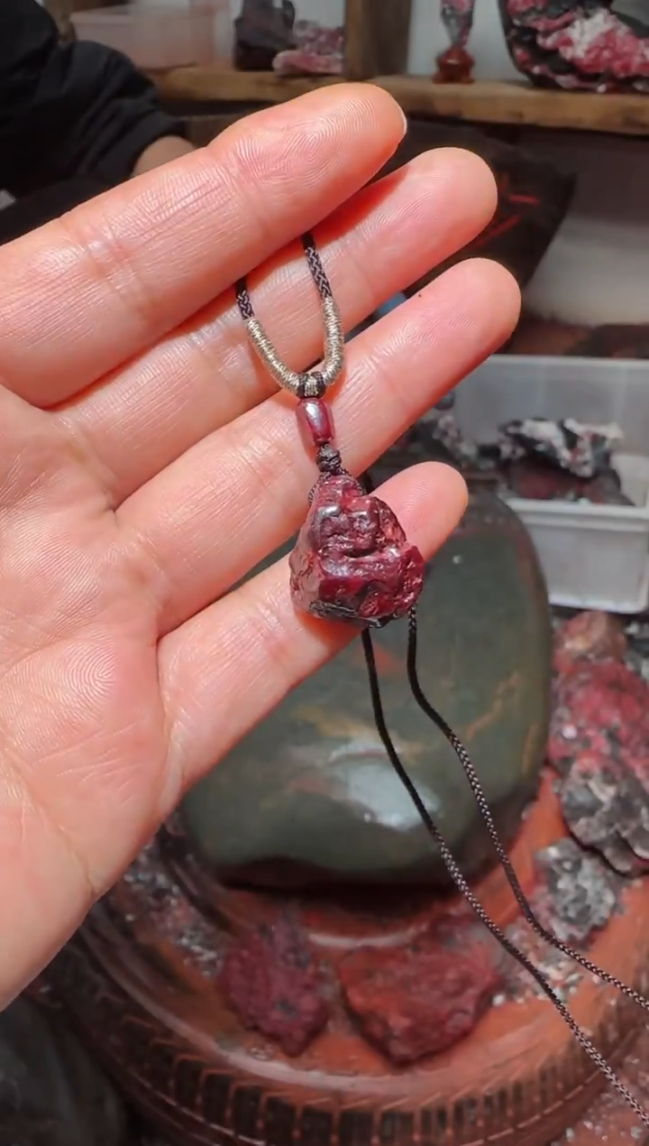 天然辰砂狗头砂吊坠15