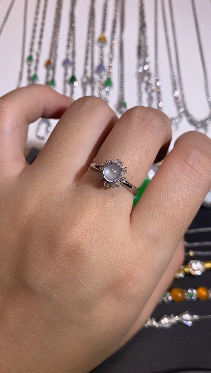 颈饰18K金镶嵌翡翠戒指