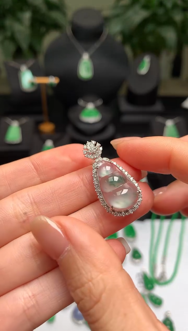 颈饰18K金镶嵌翡翠福豆