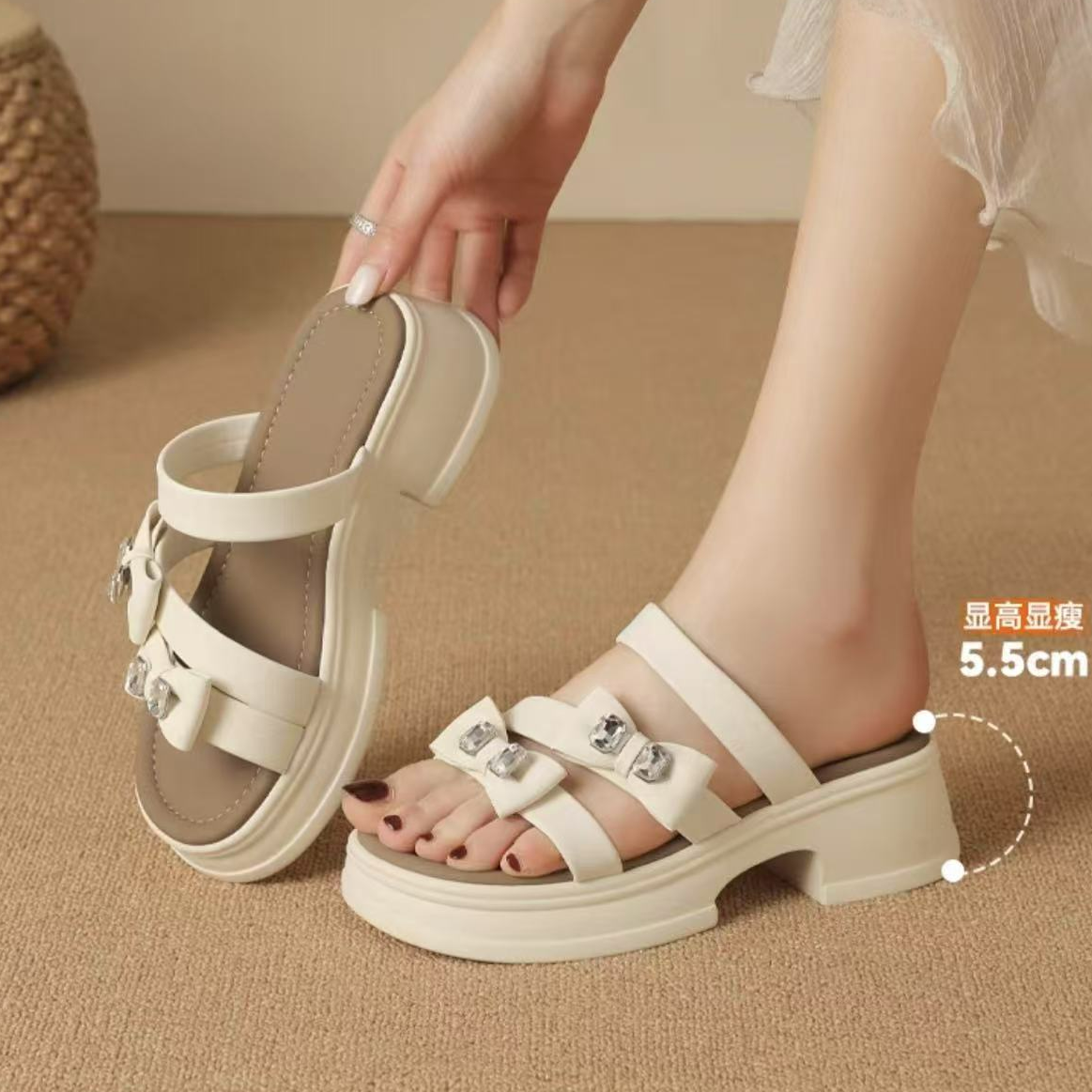 【小方糖】时尚沙滩配裙子女水钻一字拖鞋女外穿百搭软底凉拖A-6902