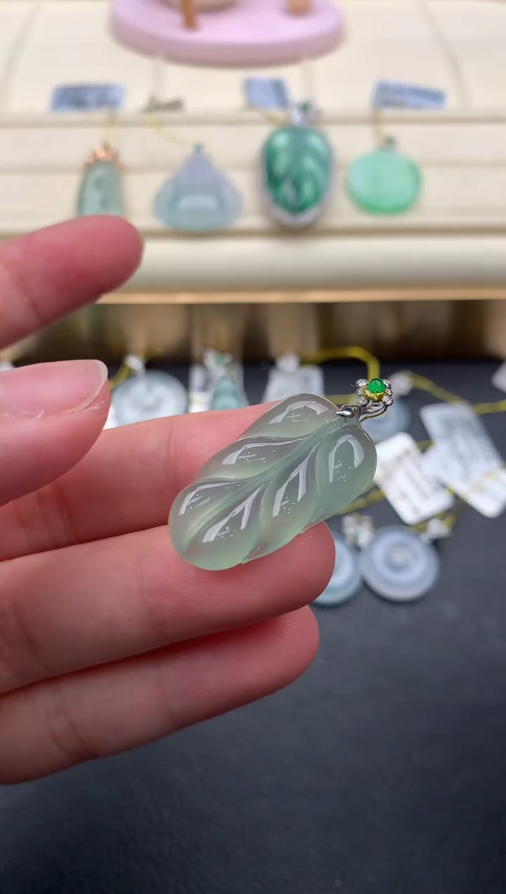 翡翠18K金镶嵌颈饰W536