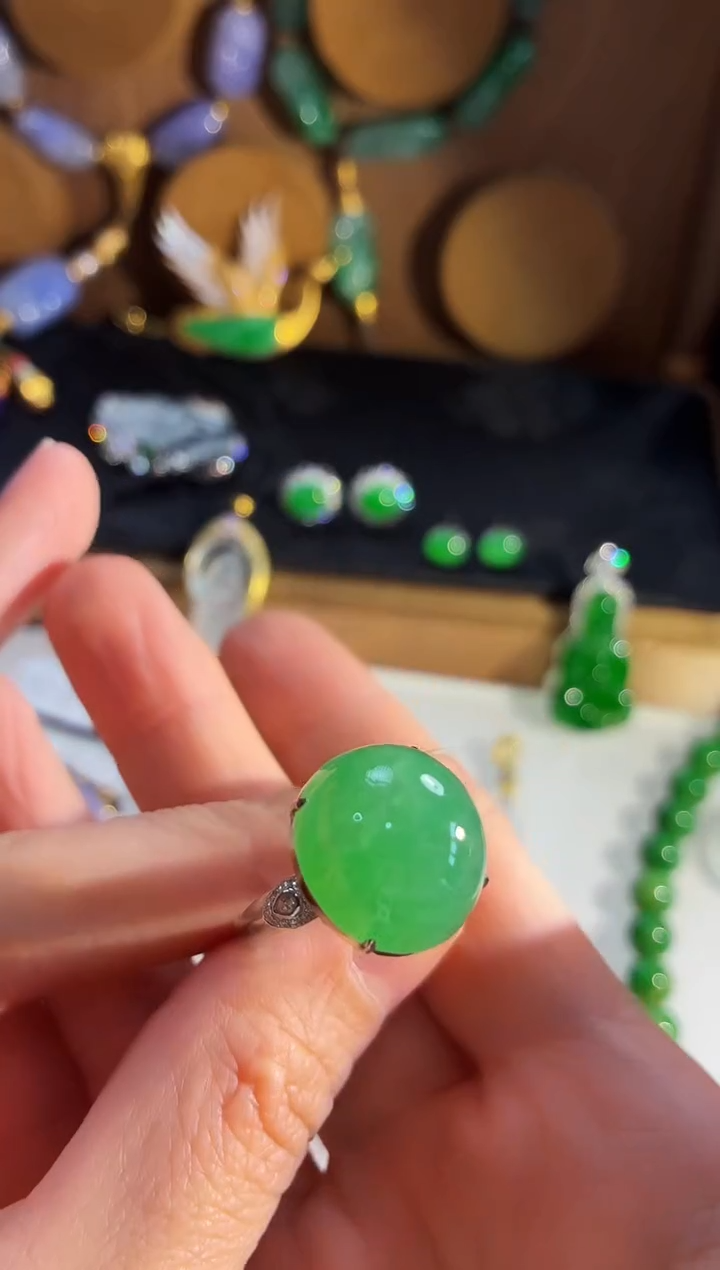 18K金镶嵌戒指翡翠戒指