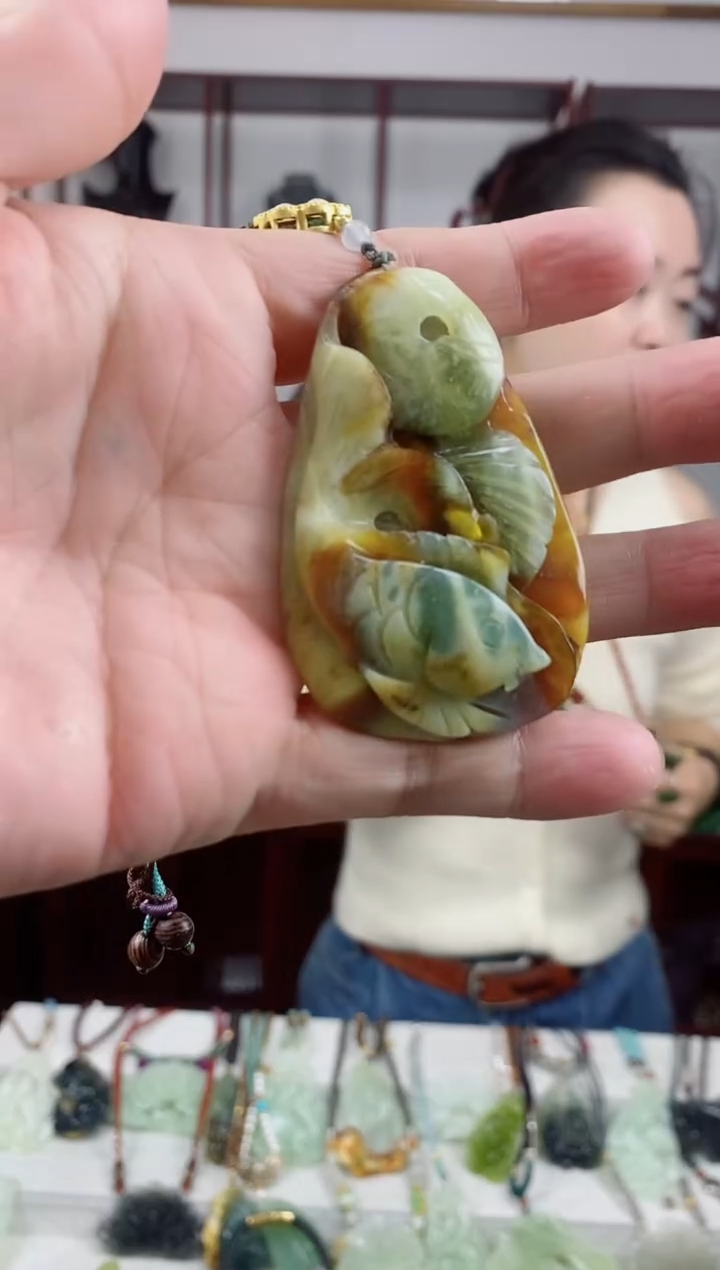 未镶嵌岫玉颈饰1