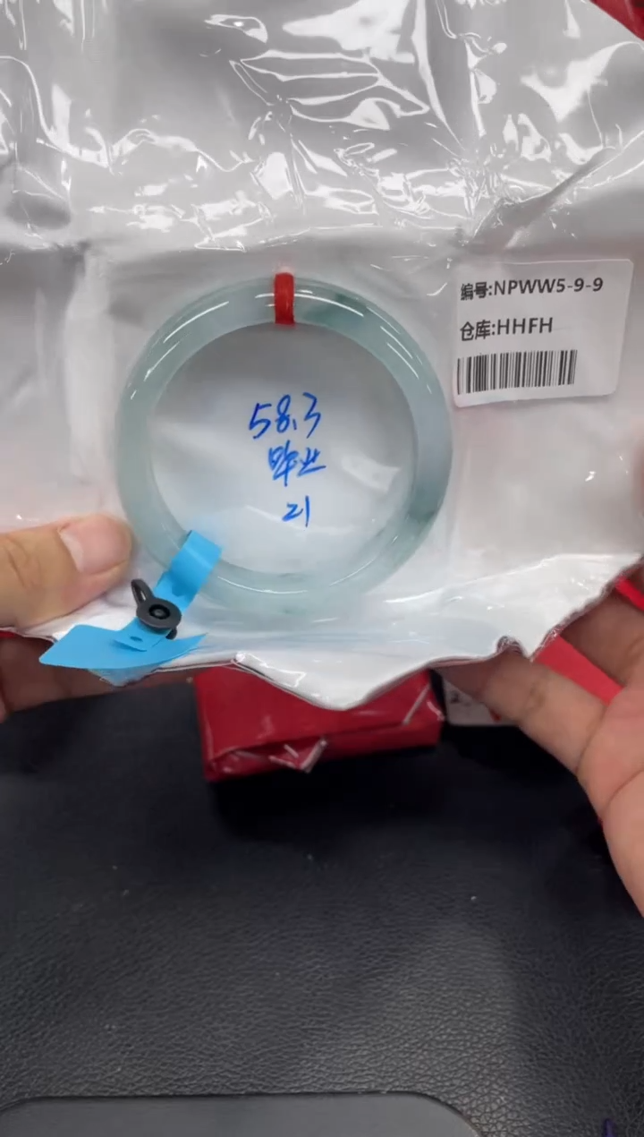 翡翠手镯未镶嵌翡翠手镯